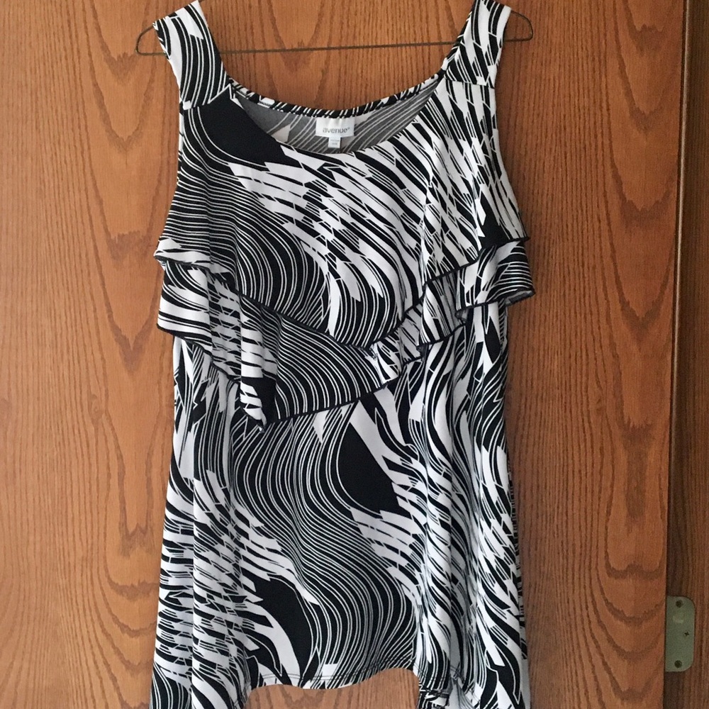 Avenue Black White Sharkbite Top